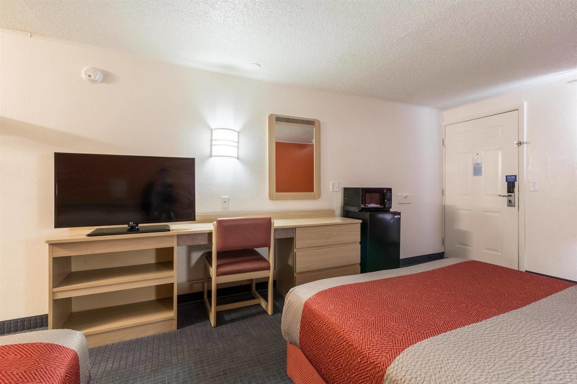 Travelodge By Wyndham Lansing Extérieur photo