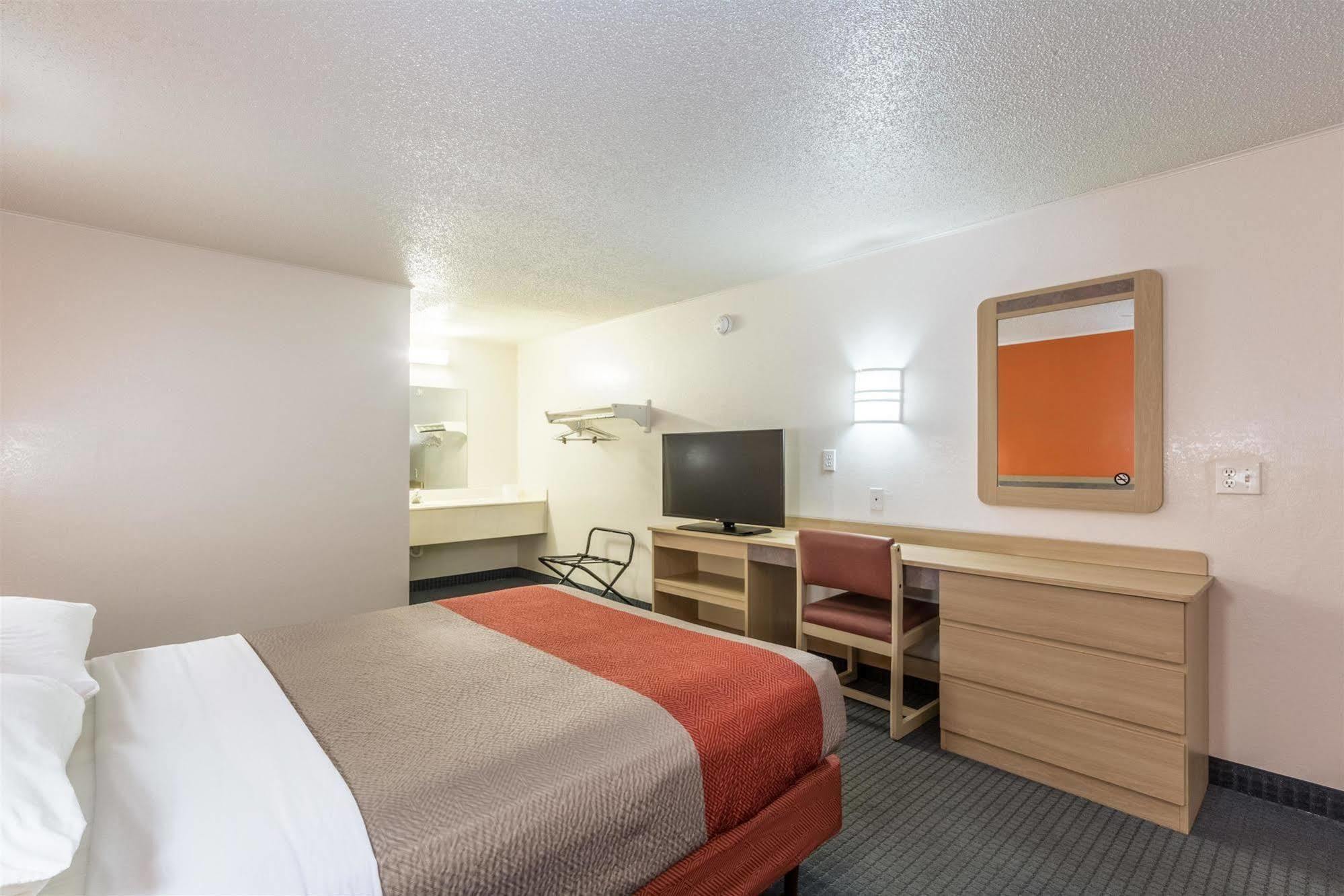 Travelodge By Wyndham Lansing Extérieur photo