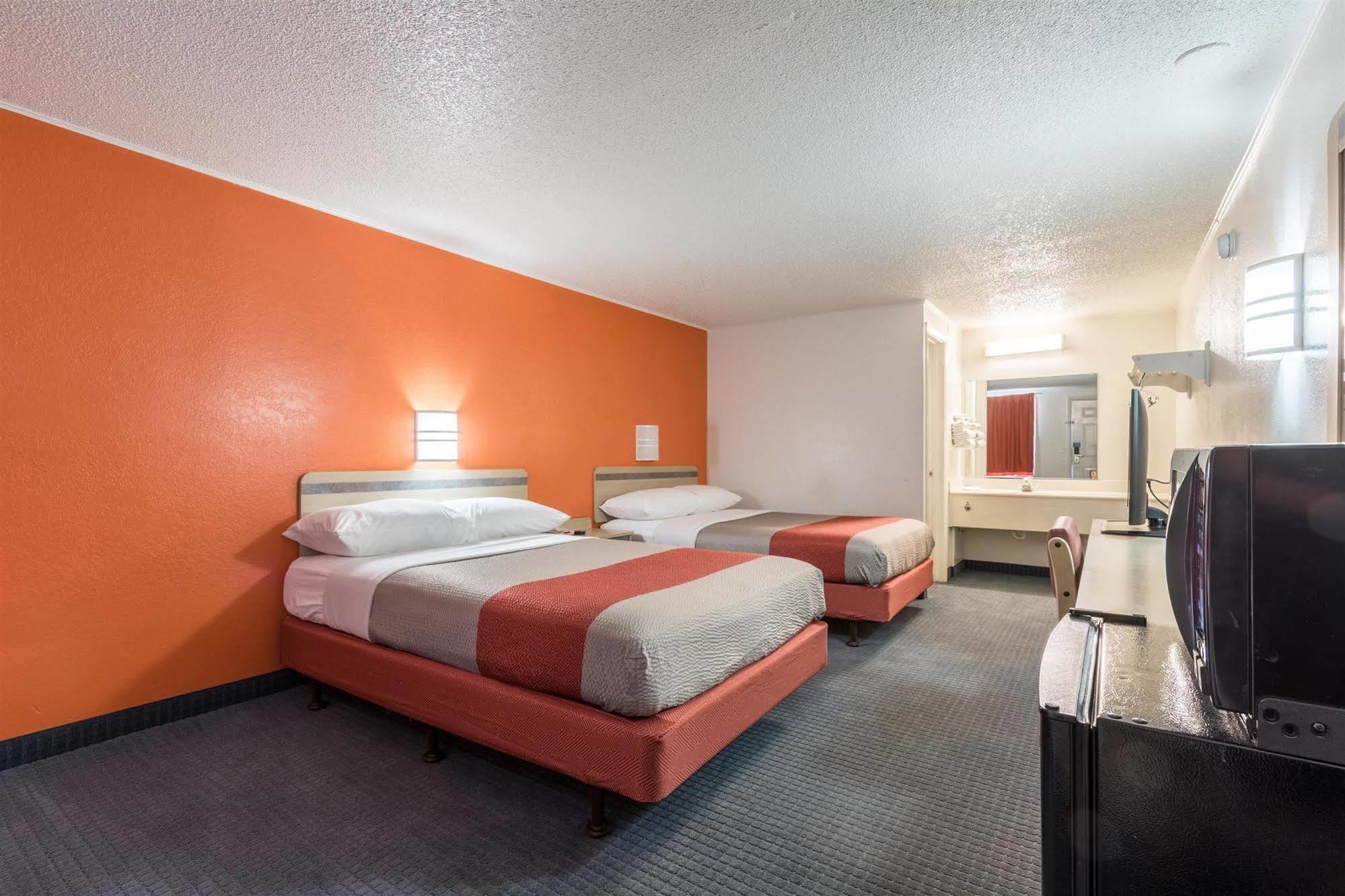 Travelodge By Wyndham Lansing Extérieur photo